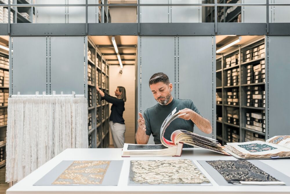 Archivraum mit Stickereibüchern